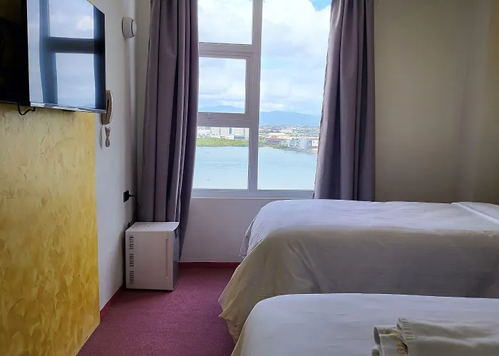 Sempre Premier Mactan Airport ホテル 3*