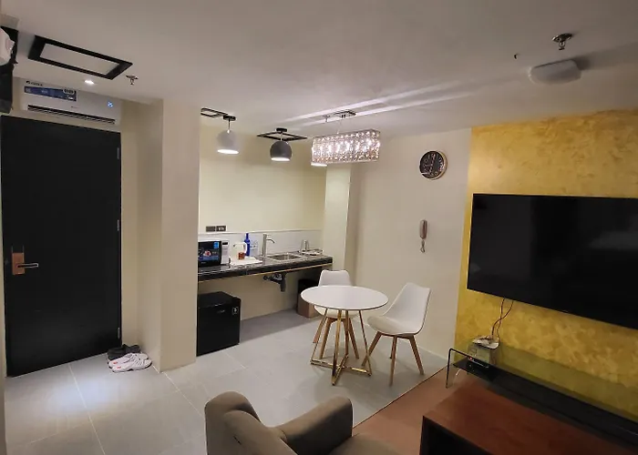 Sempre Premier Mactan Airport 호텔 3*